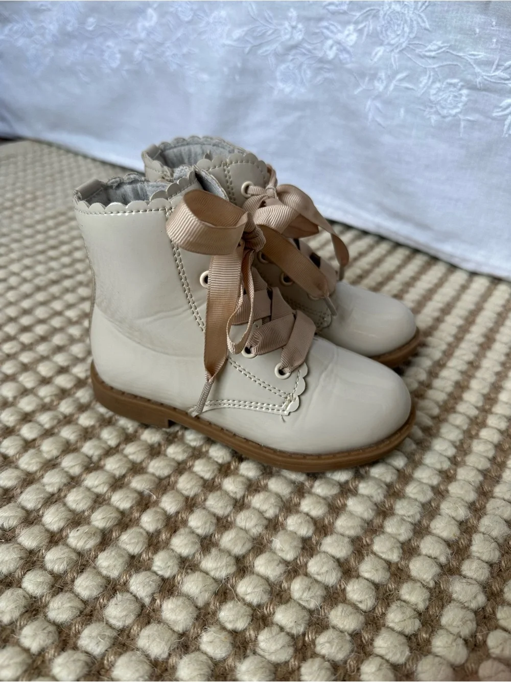 L’amour Josephine Scallop Boot Patent Cream size 7 (Toddler)